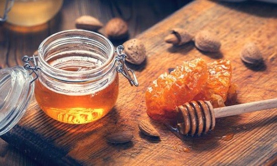 Τι θα συμβεί στο σώμα σου αν αρχίσεις να τρως μέλι πριν κοιμηθείς