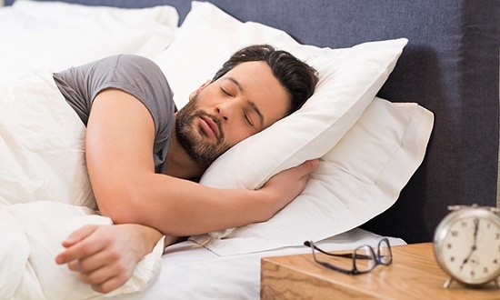Ύπνος και θερμίδες: Πόσο παραπάνω πρέπει να κοιμάστε για να τις μειώσετε