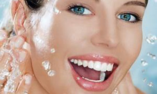 Καθαρισμός προσώπου και ενυδάτωση: 6 tips για τη σωστή περιποίηση δέρματος